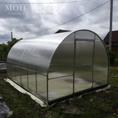 Теплица Восточная Усиленная 4 метра с поликарбонатом | Мой-Дом27 | Каркас изготовлен из оцинкованной замкнутой трубы 20*20 мм.<br>
 Ширина - 3&nbsp;метра. Высота - 2,1 метра. Длина 4 метра.&nbsp;<br>
 Выдерживаемая снеговая нагрузка - 150 кг/м2. Выдерживаемая ветровая нагрузка - до 20 м/с.<br>
 Расстояние между дугами 0,65&nbsp;метра.&nbsp;Толщина металла дуг 1,2 мм.&nbsp;Ширина двери 0,96 метра.<br>